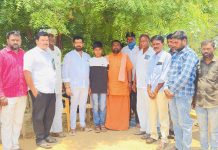 खडकी येथील घोडके कुटुंबीयांना भैरवनाथ शुगरचे चेअरमन अनिल सावंत यांचा आधार, आर्थिक मदत करत दिला आधार
