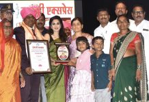 जिल्हास्तरीय शिक्षण भूषण पुरस्काराने बंडू गडदे यांना करण्यात आले सन्मानित, सुप्रसिद्ध सिने अभिनेत्री स्मिता गोंदकर यांच्या हस्ते सन्मान, सोलापूर जिल्ह्यातील विविध स्तरातील मान्यवरांची उपस्थिती