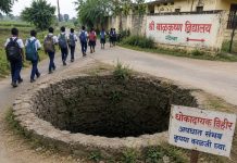 नंदेश्वर-जुनोनी रस्त्यालगतची धोकादायक विहीर बुजविण्यासाठी नंदेश्वर ग्रामपंचायतीने बोलाविली विशेष ग्रामसभा; विद्यार्थ्यांच्या सुरक्षेचा प्रश्न ऐरणीवर