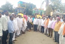 स्वखर्चातून तब्बल दोन किलोमीटर रस्त्याची दुरुस्ती; नंदेश्वर गावचे माजी तंटामुक्ती अध्यक्ष बापूसाहेब गरंडे यांच्या सामाजिक बांधिलकीचे सर्व स्तरातून कौतुक
