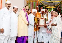 मंगळवेढा भूषण पुरस्काराने संपादक दिगंबर भगरे सन्मानित, अष्टपैलू व्यक्तिमत्व असणारे दिगंबर भगरे यांचेवर सर्व स्तरातून अभिनंदनाचा वर्षाव