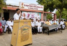 विद्यार्थ्यांनी आई-वडिलांचा व शिक्षकांचा सन्मान राखून ध्येयाने शिक्षण घ्यावे, नंदेश्वर येथे दंगलकार नितीन चंदनशिवे यांचे प्रेरणादायी व्याख्यान संपन्न